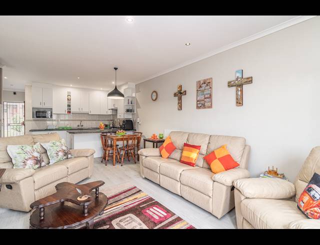 2 BEDROOM TOWNHOUSE RENTED IN SONSTRAAL HEIGHTS